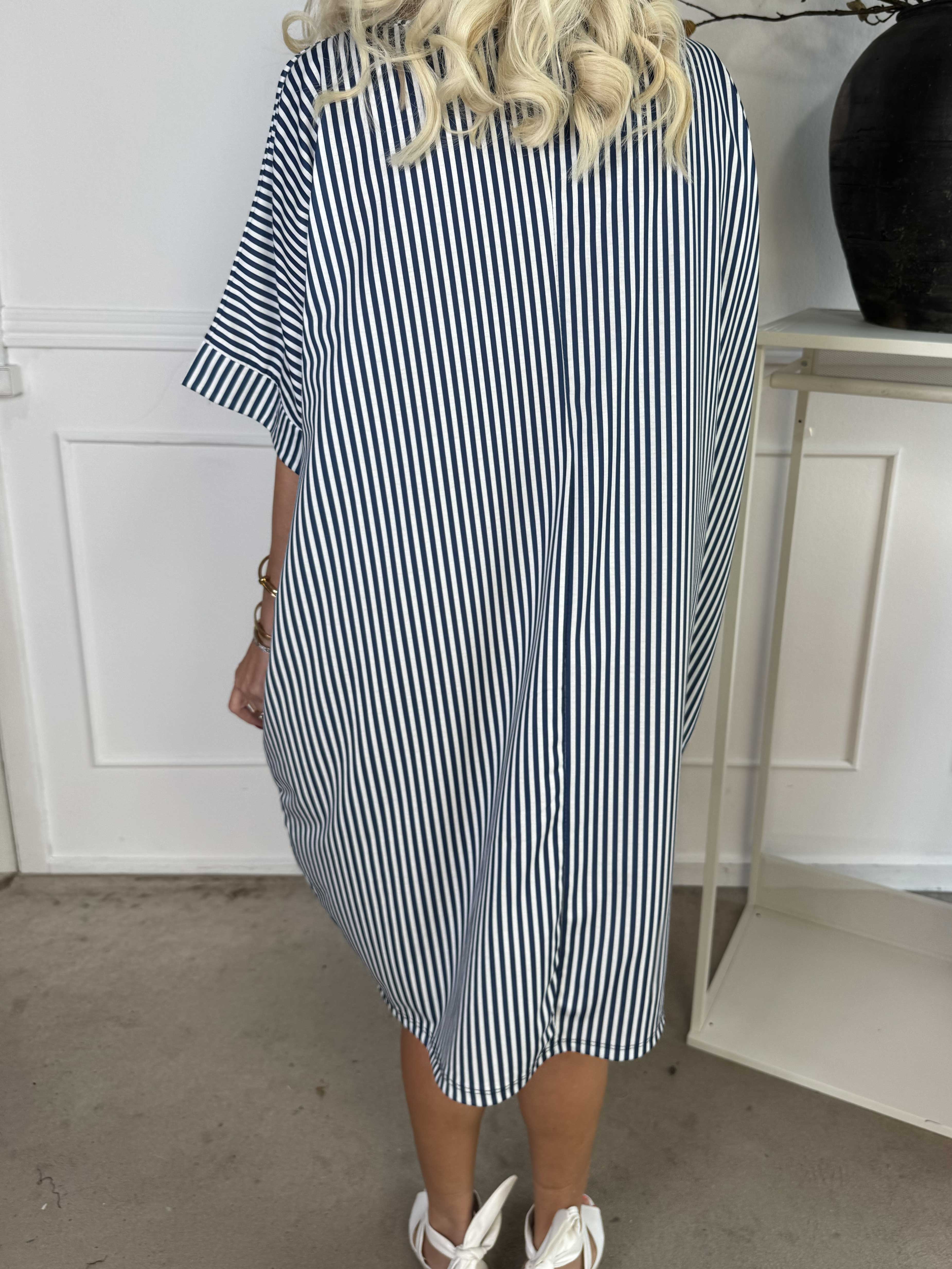 Mintu Stripe Dress - Mjuk randig klänning i bomull med similisten